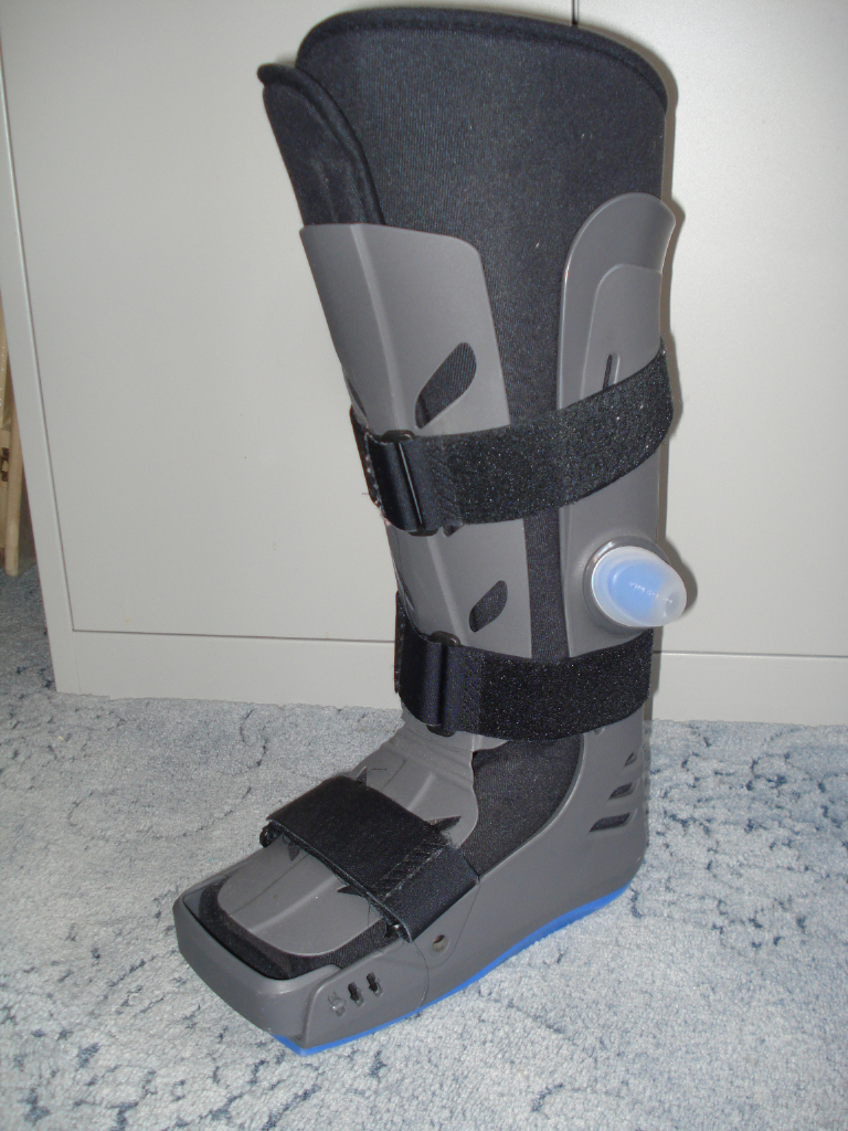 THUASNE LARGE (size 44-47) INFLATABLE RIGID SHELL WALKING BOOT USED INDOORS