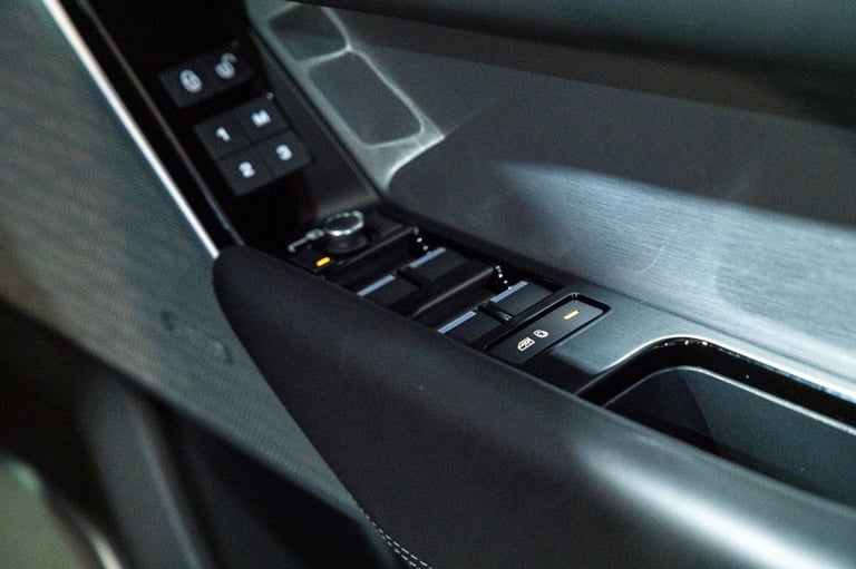 2019 Land Rover Range Rover Velar 3.0 D300 R-Dynamic HSE SUV 5dr Diesel Auto 4WD Euro 6 (s/s) (30...