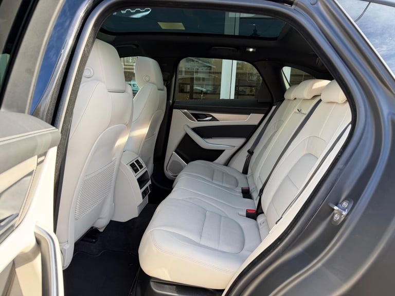 2024 Jaguar F-Pace 2.0 P400e 19.3kWh R-Dynamic SE Black Auto AWD Euro 6 (s/s) 5dr ESTATE Petrol/E...