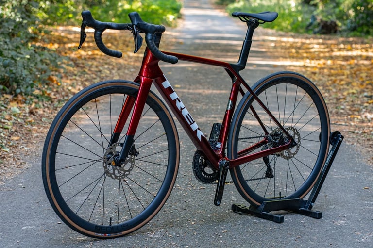 Trek Madone SL6 Gen 8, 105 DI2, Disc Carbon Road Bike Medium Size Carbon Wheels