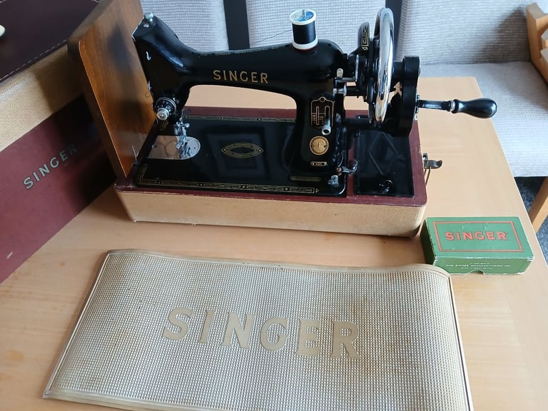 image for Collectable singer sewing machine 