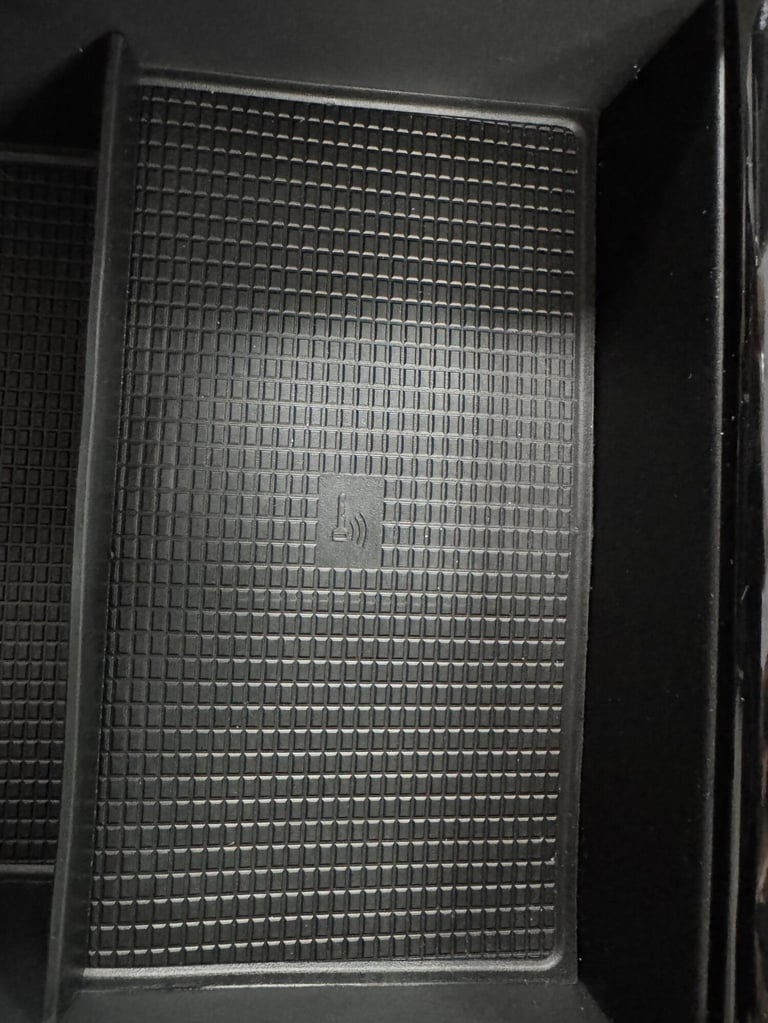 VOLVO XC40 1.5h T5 Recharge 10.7kWh Ultimate Dark Auto Euro 6 (s/s) 5dr 2023