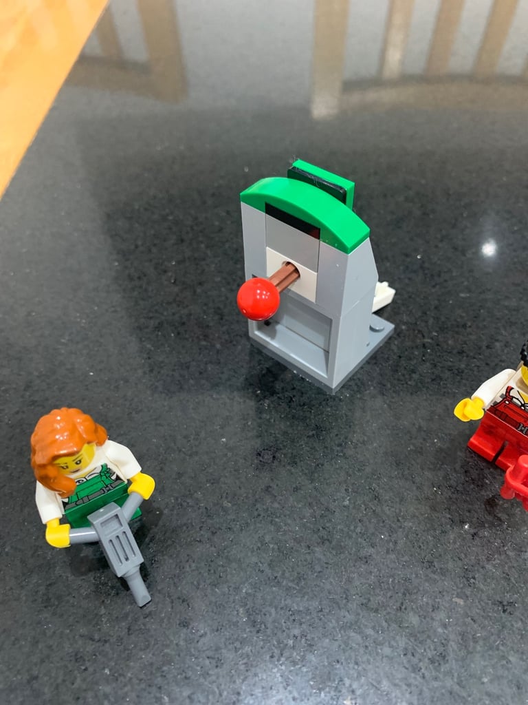 Lego City 60136 Starter Set includes 4 Lego Mini Figures