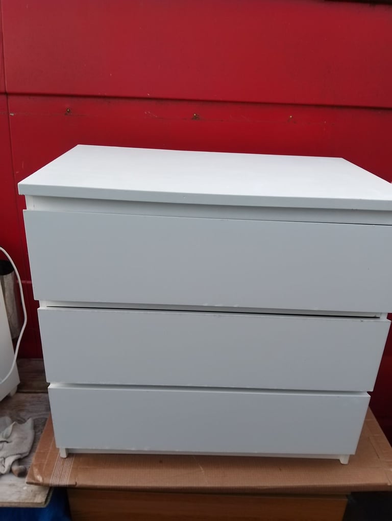 Chest of 3 large deep white drawers in very good condition allround 