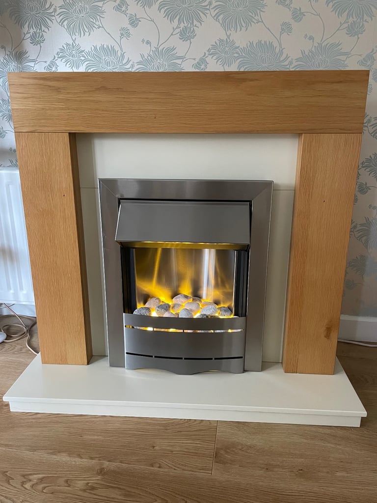 image for Oak veneer electric fire and surround in very good condition 