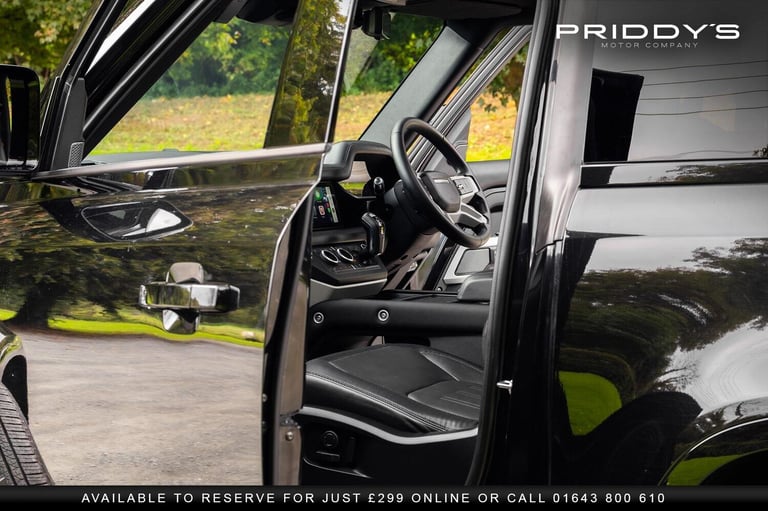 LAND ROVER DEFENDER 90 2.0 P300 X-Dynamic HSE - Amazing spec. Massive presence.