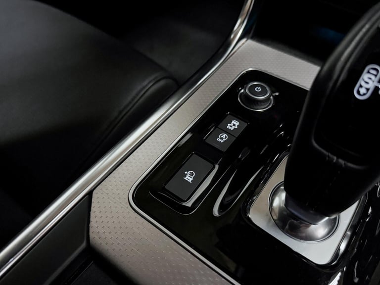 2022 Jaguar XE 2.0 D200 MHEV R-Dynamic SE Saloon 4dr Diesel Auto Euro 6 (s/s) (204 ps) SALOON Die...