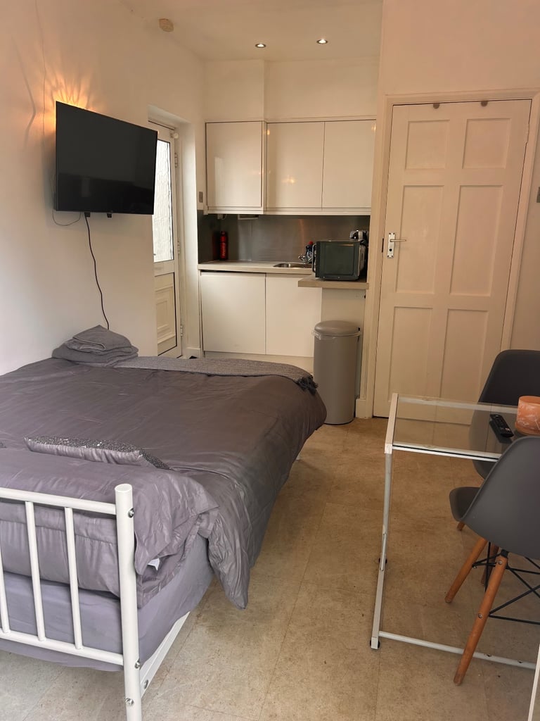 Self contained garden flat studio apartment Epsom / Ewell, Bills included, Weekly stays available 