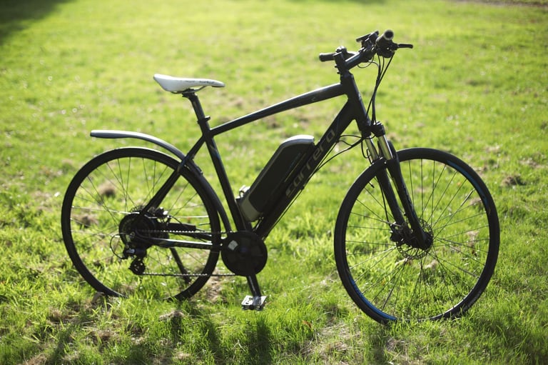 Carrera Crossfire E Electric Hybrid Bike 700C Shimano Altus SR Suntour HESC + Extras