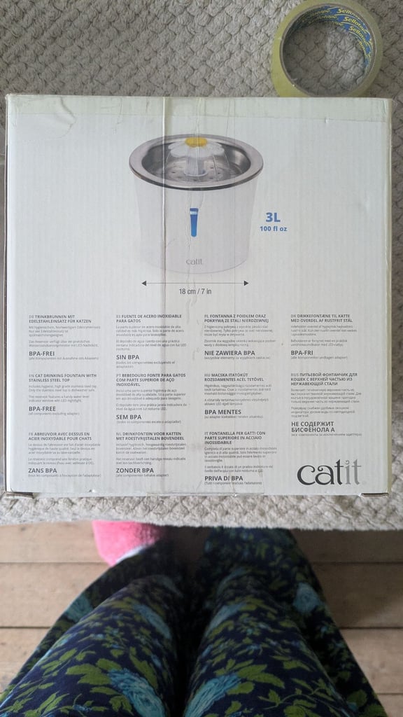 Water fountain for cats 