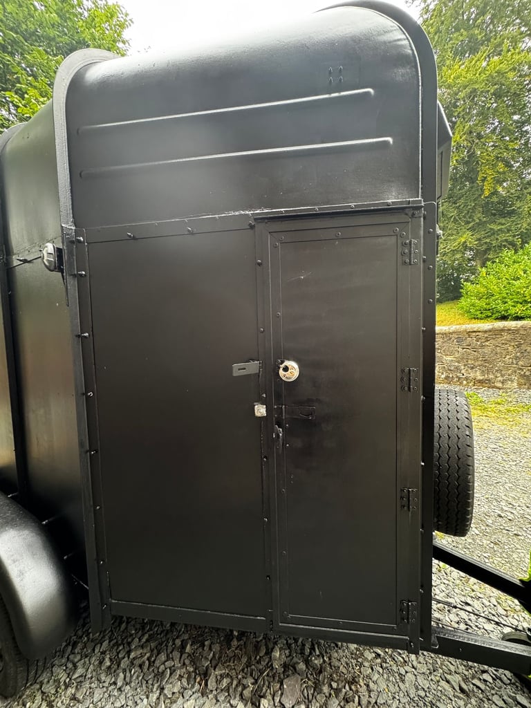 Converted Horsebox Hersteller: KNOTT Gmbh D 83125