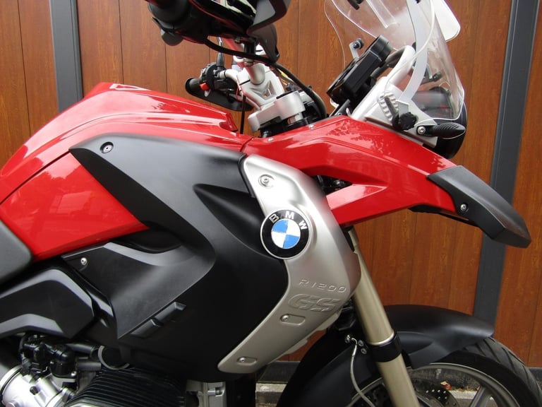 BMW R 1200GS* MILES 10.850*LUGGAGE * FULL SERVICE HISTORY* FANTASTIC CONDITION .