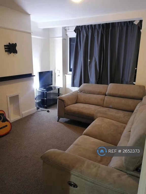 2 bedroom flat in Central Gardens, Morden, SM4 (2 bed) (#2652373)