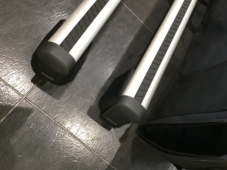 Audi Q5 roof bars in Carry case.