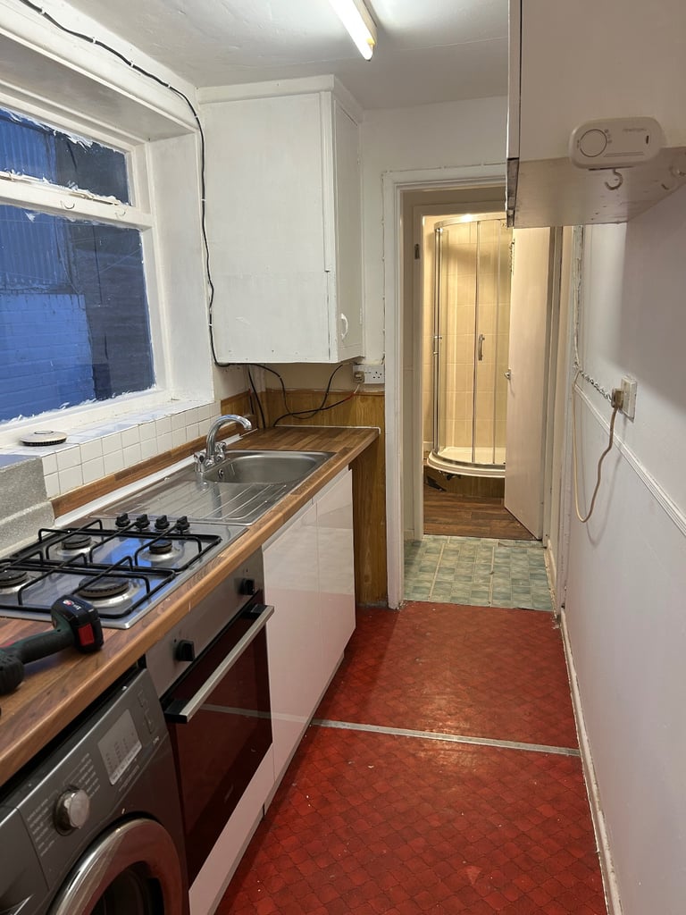 3 bedroom, 2 reception rooms town centre location 