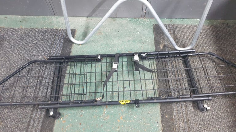 Universal dog guard for cars