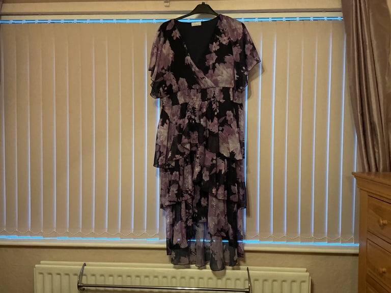 Ladies Quiz Dress. Size 24.