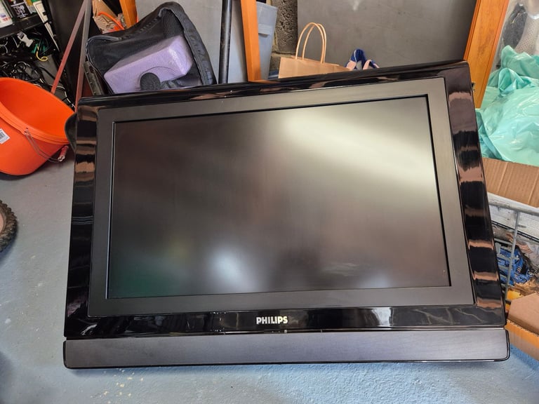 Phillips 32 inch tv with remote 