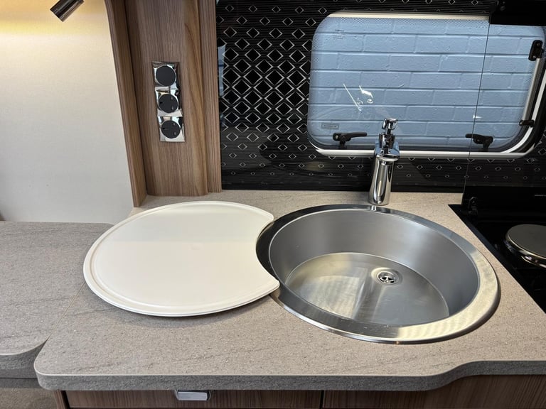 2022 SWIFT CHALLENGER 650, REAR FIXED ISLAND BED, CENTRE WASHROOM, ALDE, 
