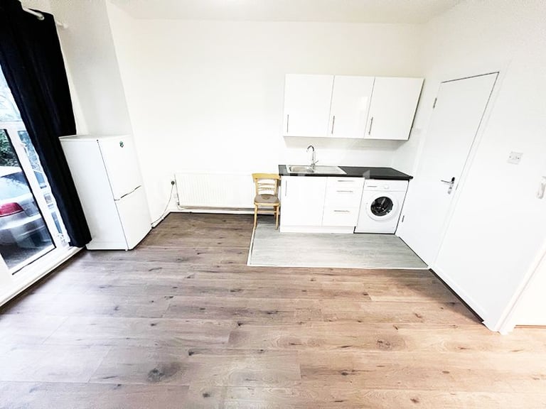 Studio flat in Colney Hatch Lane, London, N10
