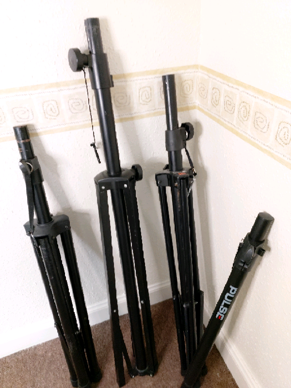 3 heavy duty tripods for speakers + 1 adjustable pole.