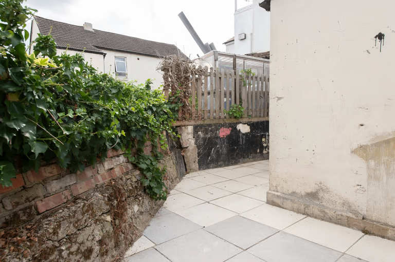 🏡 Spacious 4-Bed House for Rent – CR7 7EP