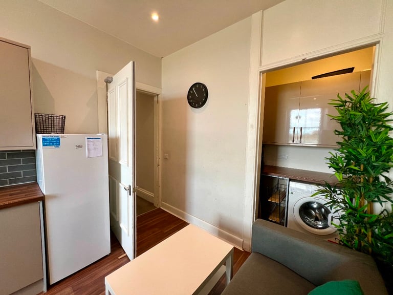 5 bedroom flat in Thirlestane Road, Marchmont, Edinburgh, EH9 1AS