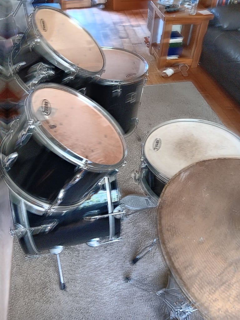 Performance percussion Black drum kit