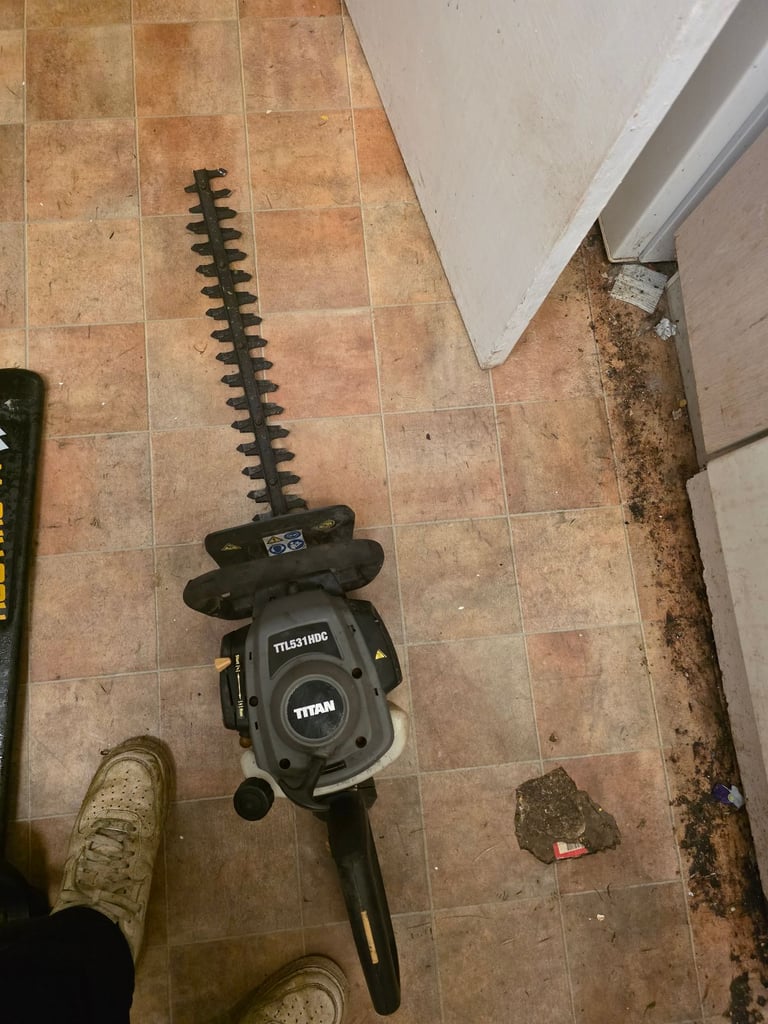 Titan petrol hedge trimmer 
