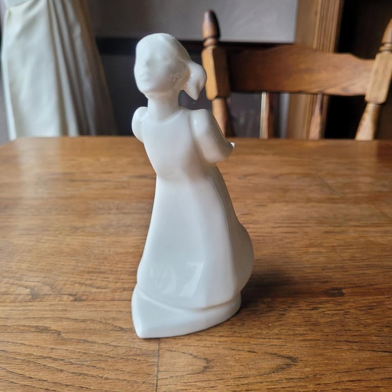 The Kiss Girl Images Figurine Royal Doulton HN4065 Excellent First Quality