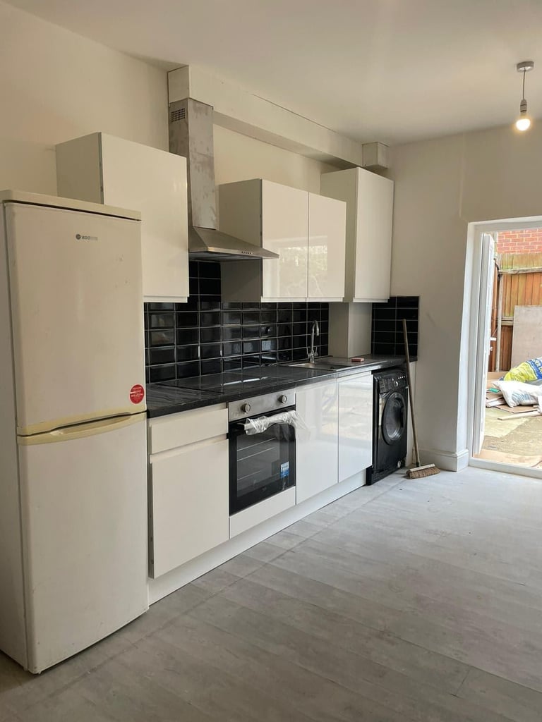 Lovely 1 bedroom ground floor garden maisonette for rent by WOOD STREET STATION! E17 3HT