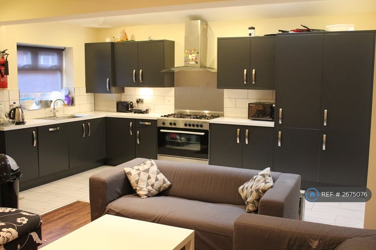 6 bedroom house in Balmoral Road, Manchester, M14 (6 bed) (#2675076)