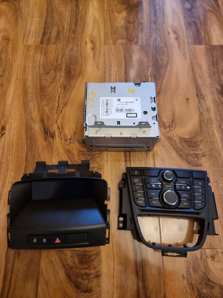 image for STEREO CD HEAD UNIT  Mk6  VAUXHALL ASTRA J  COMPLETE UNIT PN: 22924493 £30ono