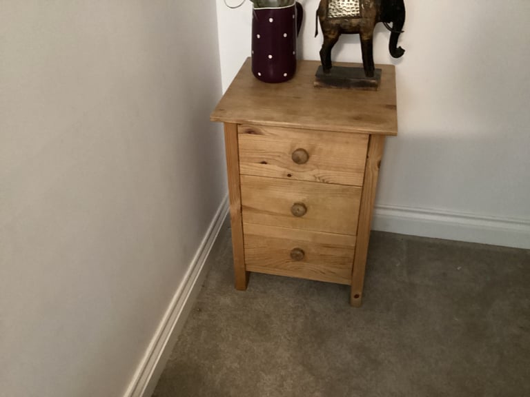 Small pine chest of drawers