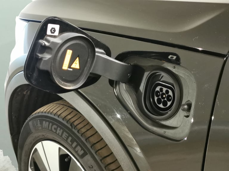 2022 Volvo XC40 1.5h T4 Recharge 10.7kWh Plus SUV 5dr Petrol Plug-in Hybrid Auto Euro 6 (s/ Suv P...