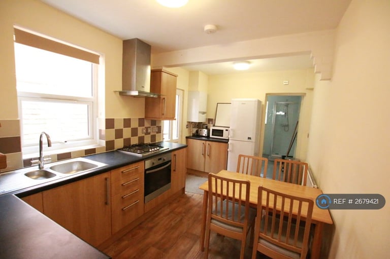 4 bedroom house in Grange Avenue, Reading, RG6 (4 bed) (#2679421)