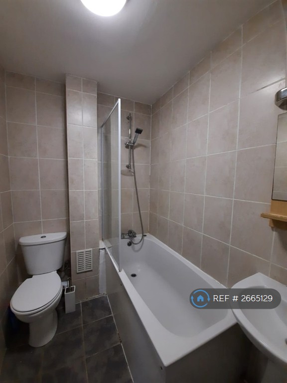 2 bedroom flat in George Lane, London, SE13 (2 bed) (#2665129)