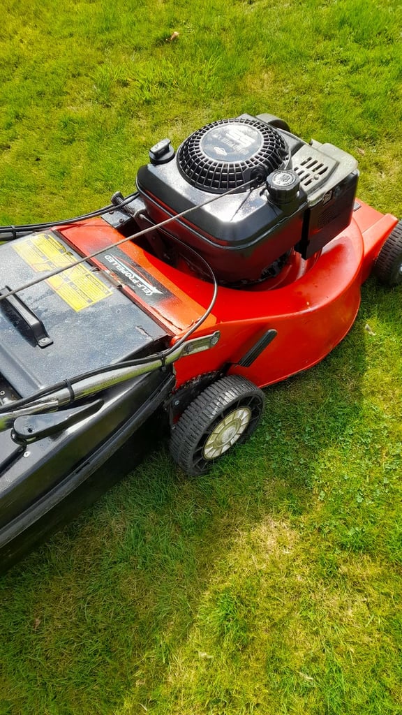 Rover self drive petrol lawnmowrr 20 inch cut Briggs&Stratton Quantm XM55 engine. Large box.