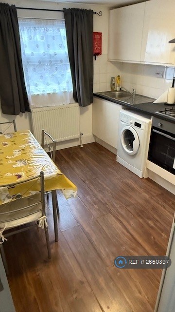 image for 1 bedroom flat in High Street North, Dunstable, LU6 (1 bed) (#2660397)