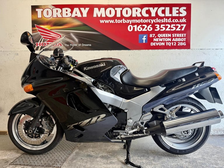 KAWASAKI ZZR1100-D6 SPORTS TOURER 1998 S REG 21877 MILES A STUNNING BIKE