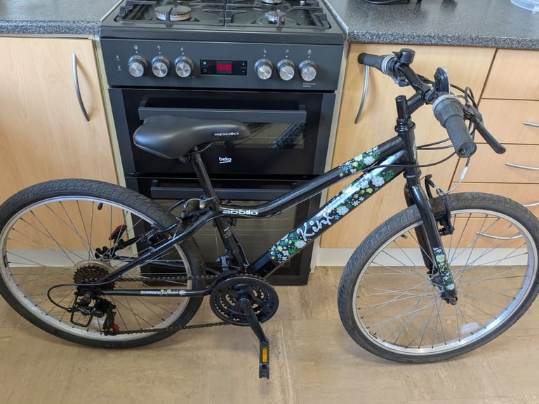 Girl's bike 24 inches wheels. 