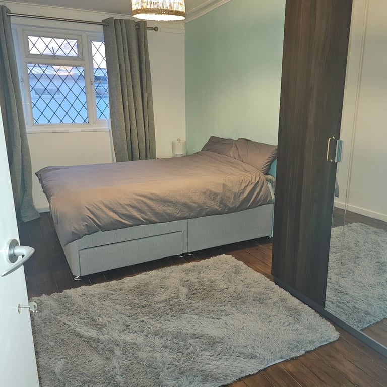 Double bright room to rent 