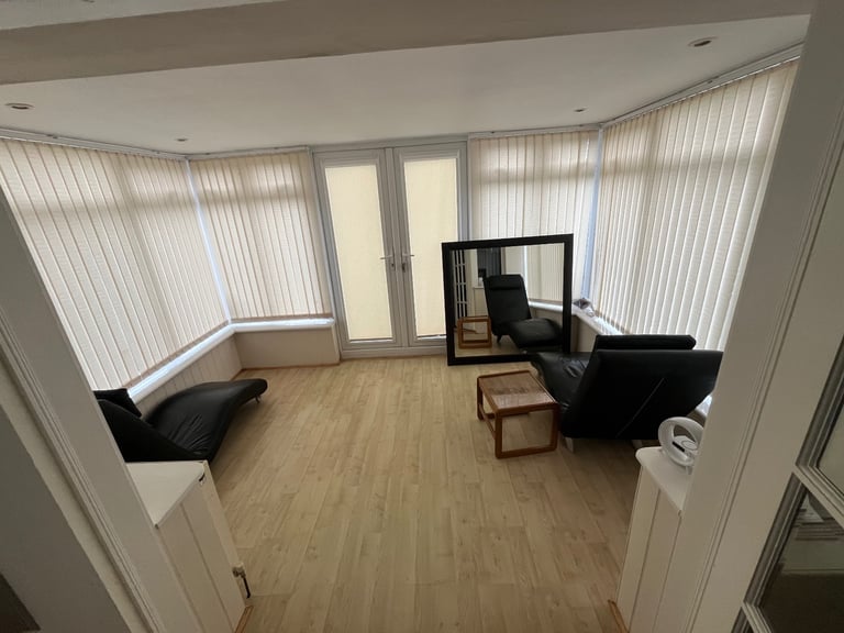 Specious room with double bed size.