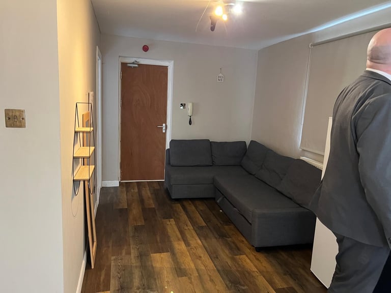 Newley renovated 2 bed flat en-suite 