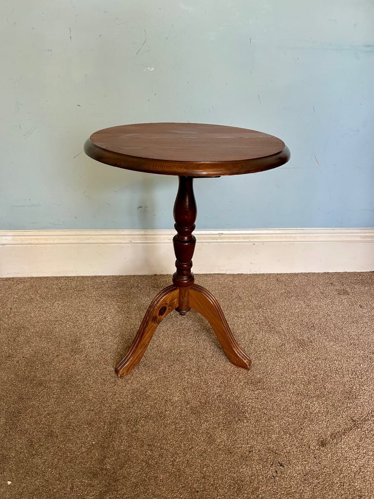 Vintage Solid Wood Pedestal Occasional Table H21in /53cm Dia 15in/38cm Good condition  D010