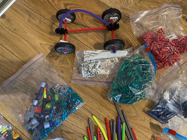 1.2 kg of K’NEX, including micro K’NEX + storage box