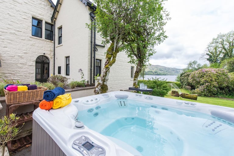 Top End Hotspring Grandee Hot Tub - Seats 7 - Very Good Condition