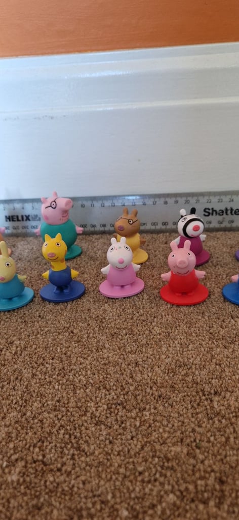 11 MINIATURE PLASTIC PEPPA PIG FIGURES. EXCELLENT CONDITION.