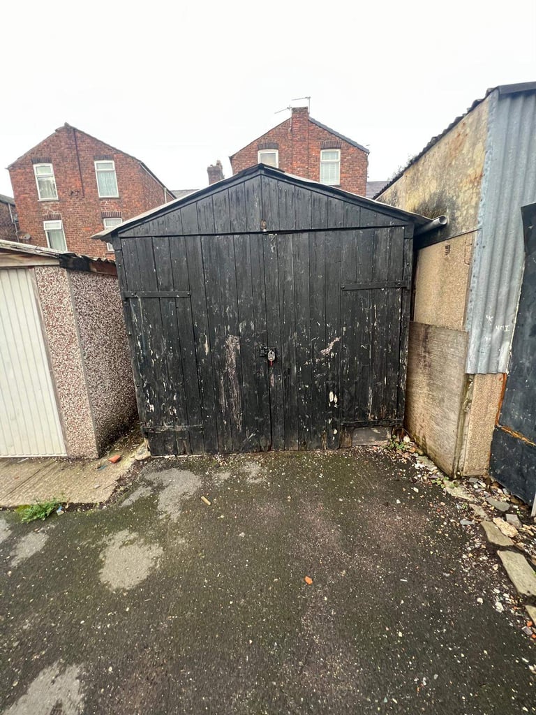 CLEAN & DRY SINGLE GARAGE TO RENT OFF OAK ROAD, SALFORD, M7 2HP
