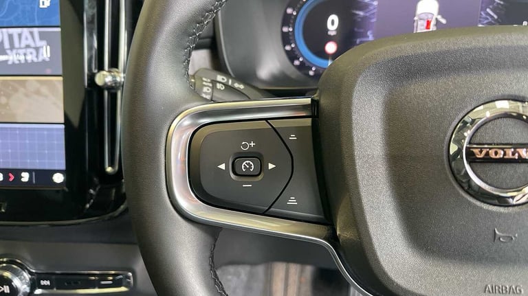 2024 Volvo XC40 2.0 B4P Ultra Dark 5dr Auto SUV Petrol Automatic